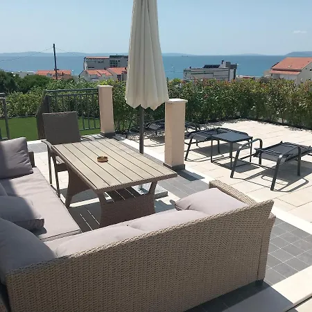 Magi House With Pool * Podstrana