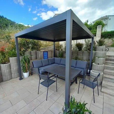 Magi House With Pool Apartman Podstrana