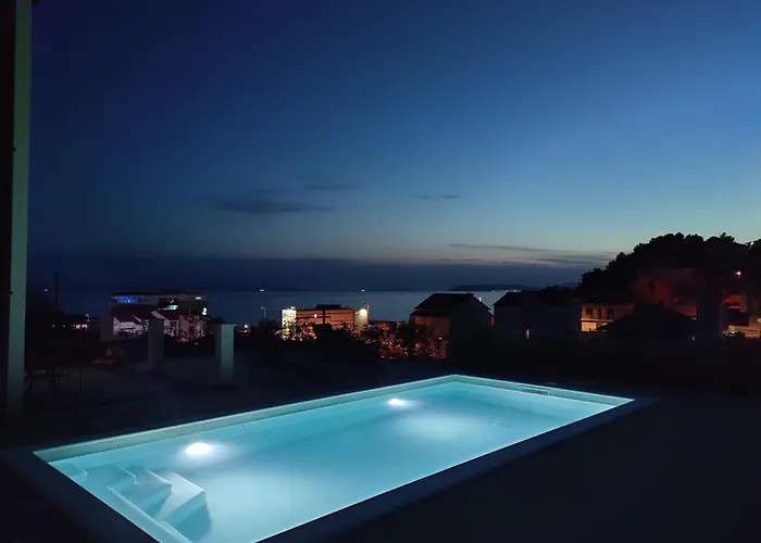 Magi House With Pool Апартаменты Подстрана