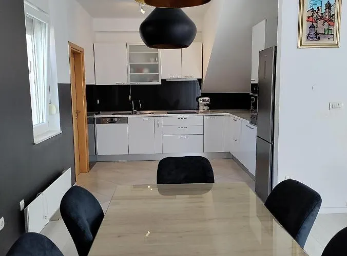 Magi House With Pool Апартаменты Подстрана