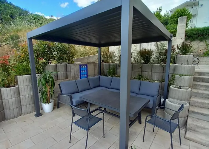 Magi House With Pool Apartman Podstrana