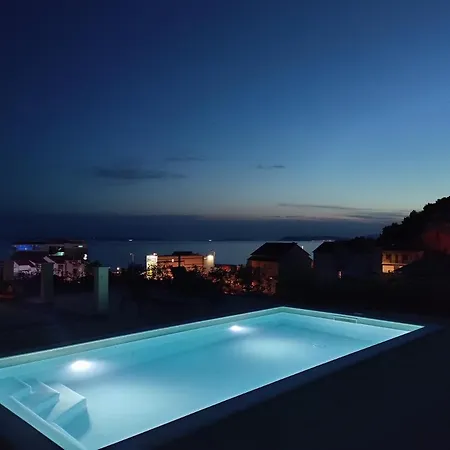 Magi House With Pool Apartment Podstrana