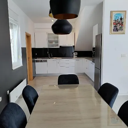 Magi House With Pool Apartment Podstrana