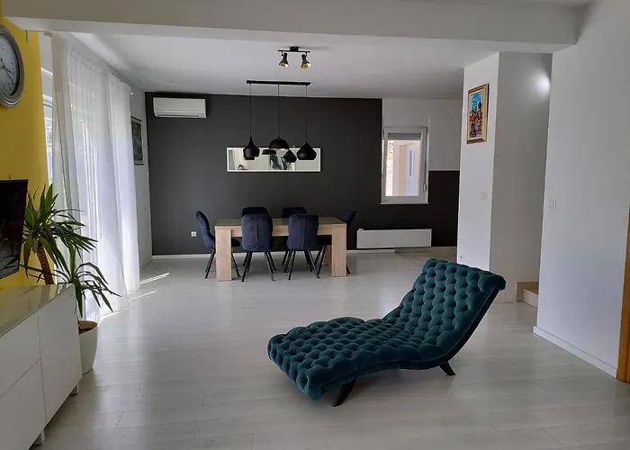 Magi House With Pool Daire Podstrana