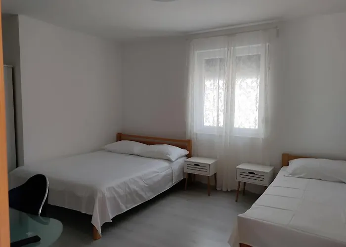 Magi House With Pool * Podstrana