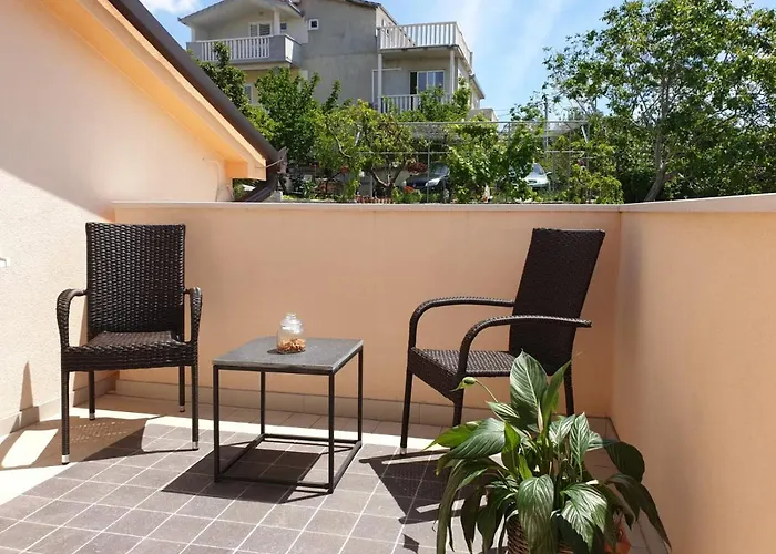 Magi House With Pool Daire Podstrana