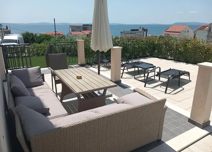 Magi House With Pool * Podstrana